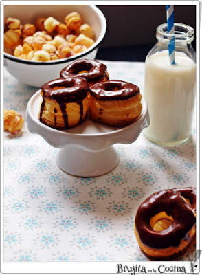 Rosquillas de hojaldre chocolateadas