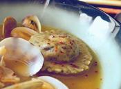 Caldo pescado, raviolis pasta fresca algas rellenos cigalas, almejas