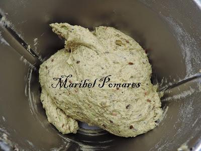 Pan integral de pimientos con semillas de amapola, sésamo, linaza y girasol.