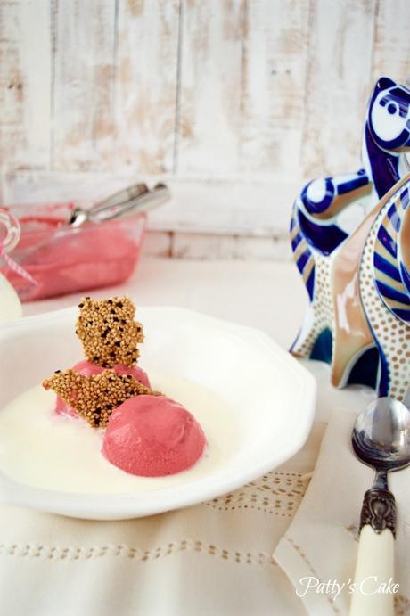 Sopa de chocolate blanco con helado de frutos rojos y galleta de sésamo