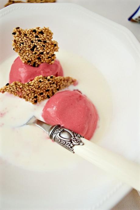 Sopa de chocolate blanco con helado de frutos rojos y galleta de sésamo