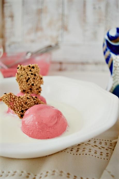 Sopa de chocolate blanco con helado de frutos rojos y galleta de sésamo