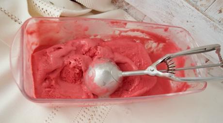 Sopa de chocolate blanco con helado de frutos rojos y galleta de sésamo