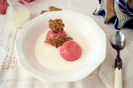 Sopa de chocolate blanco con helado de frutos rojos y galleta de sésamo