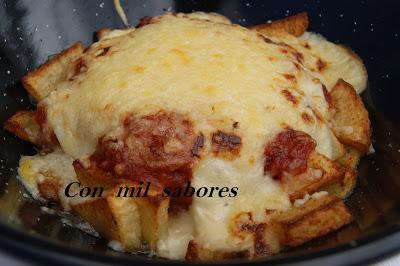 PATATAS CON TOMATE Y QUESO