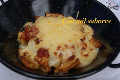 PATATAS CON TOMATE Y QUESO