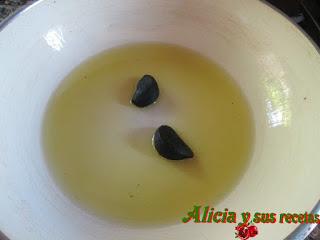 SETAS DE CARDO SOBRE CREMA DE AJO NEGRO