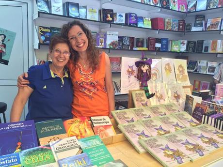 Julia y Olga en la caseta de la librería Kier (65)