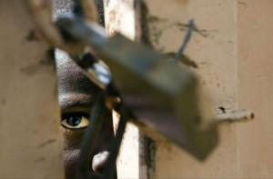 Un niño observa a través de un portón fronterizo que divide Haití de República Dominicana. (Archivo/EFE)