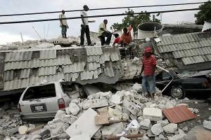 Varios hombres remueven escombros en Puerto Príncipe (Haití). (Archivo: EFE/Orlando Barría) 
