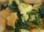 Revuelto espinacas langostinos salmón ahumado
