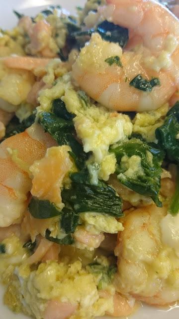 Revuelto de espinacas con langostinos y salmón ahumado