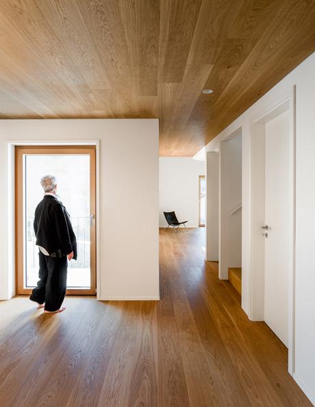 Un altillo practicable revestido en madera.