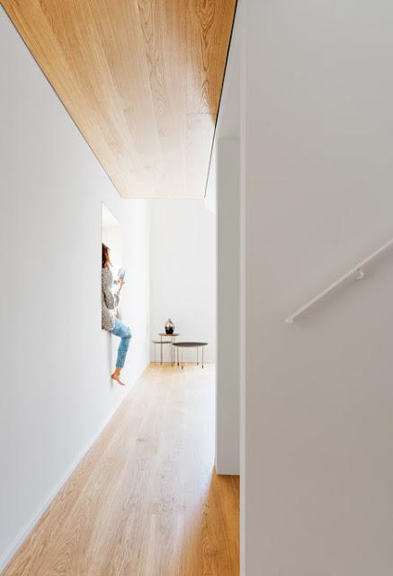 Un altillo practicable revestido en madera.