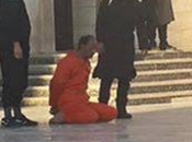 Terroristas DAESH muestran menores cómo degüella prisionero