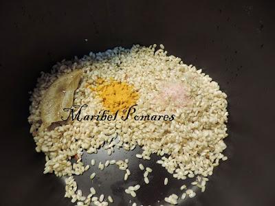 Hamburguesa de arroz integral con salmón y cebolla caramelizada.