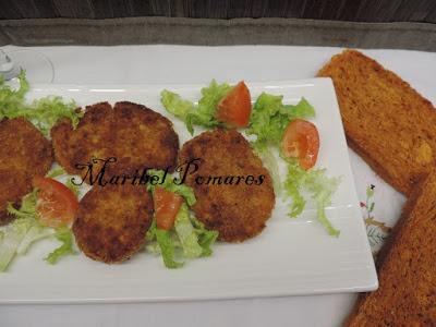 Hamburguesa de arroz integral con salmón y cebolla caramelizada.