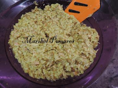 Hamburguesa de arroz integral con salmón y cebolla caramelizada.