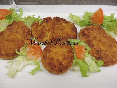 Hamburguesa de arroz integral con salmón y cebolla caramelizada.