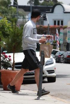 Robert Pattinson comprando en Los Ángeles