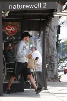 Robert Pattinson comprando en Los Ángeles