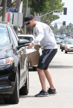 Robert Pattinson comprando en Los Ángeles