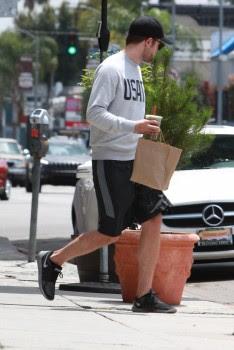 Robert Pattinson comprando en Los Ángeles