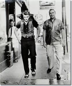 Elvis Presley con Dewey Phillips en 1956