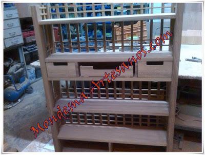 Libreria de madera de iroko