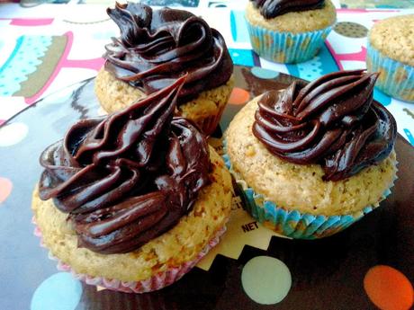 Cupcakes rellenos de crema de plátano con cobertura de crema de cacao