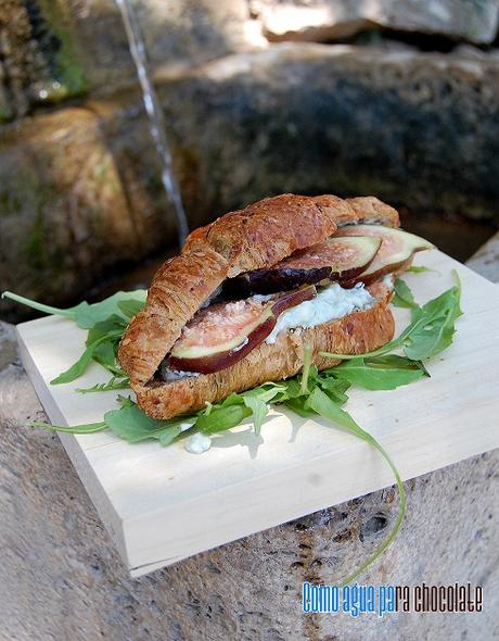 CROISSANT CON QUESO AZUL Y BREVAS.