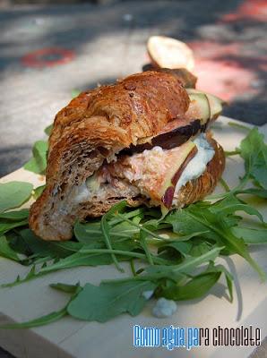 CROISSANT CON QUESO AZUL Y BREVAS.