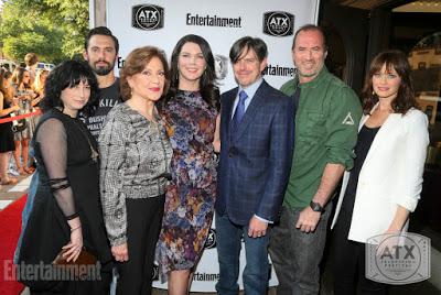 El equipo de 'Las chicas Gilmore' , juntos con amor