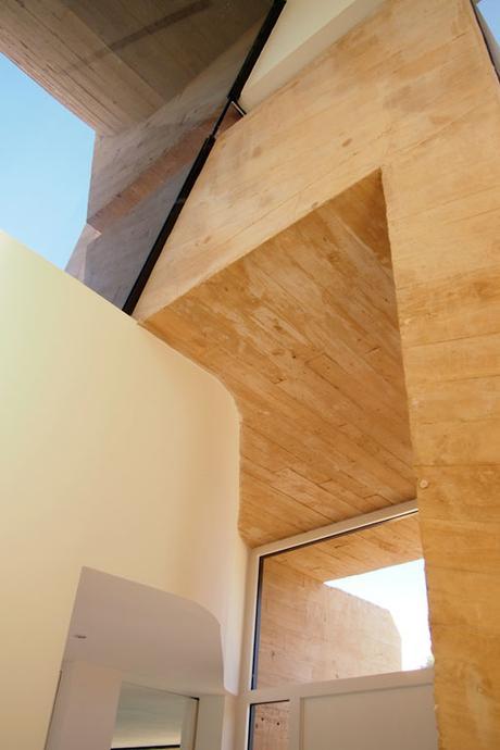 NUEVA VIVIENDA ENTREGADA DE LA PROMOCIÓN VOLÚMENES DE ARENA DISEÑADA POR A-CERO: INTERIOR