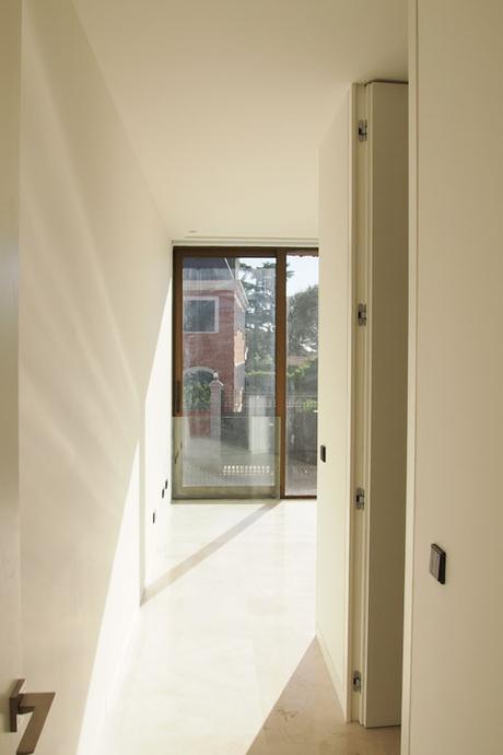 NUEVA VIVIENDA ENTREGADA DE LA PROMOCIÓN VOLÚMENES DE ARENA DISEÑADA POR A-CERO: INTERIOR