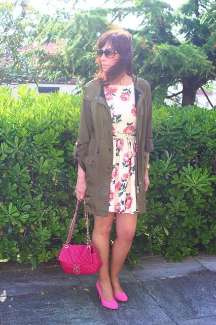 MIS LOOKS - VESTIDO FLORES TERIA YABAR SANTANDER Y PARKA CAQUI