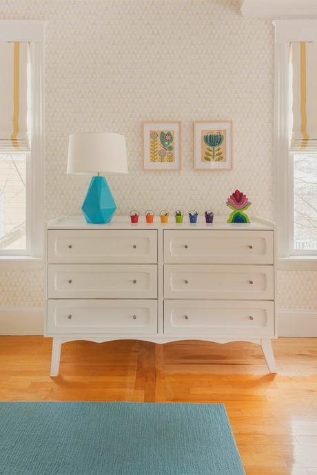 Una habitación infantil en amarillo y turquesa