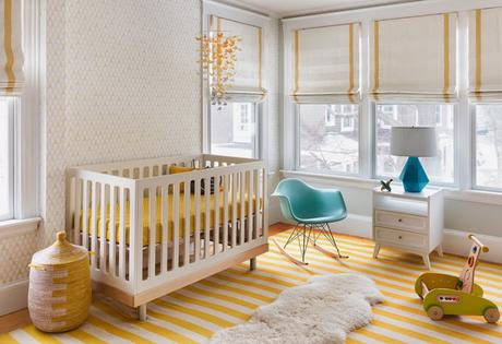 Una habitación infantil en amarillo y turquesa