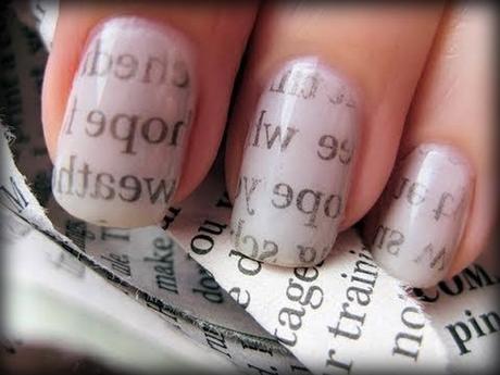 Uñas decoradas con libros