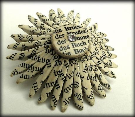 Broche realizado con libros