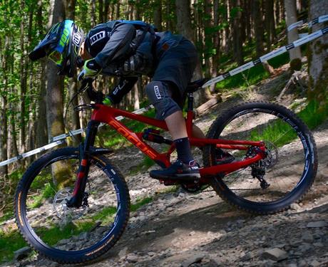 Focus Sam C Team, la versión en fibra de carbono de la regular producción en aleación que logra reducir significativamente su peso