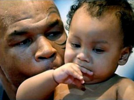 Exodus Tyson, hija de 4 años del boxeador Mike Tyson, fue hallada por su hermano con la cuerda de un aparato de ejercicio alrededor del cuello, lo que le provocó asfixia. Fue internada de emergencia, pero murió un día después, el 26 de mayo de 2009, por las lesiones que sufrió. Foto: AP