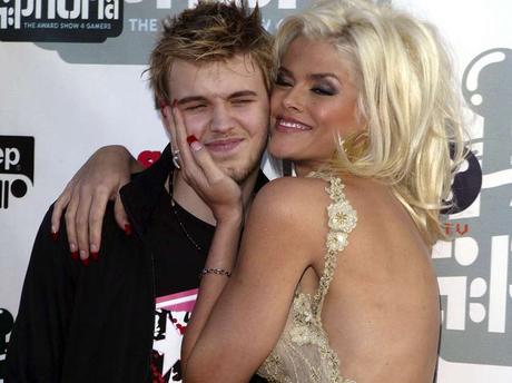 Exodus Tyson, hija de 4 años del boxeador Mike Tyson, fue hallada por su hermano con la cuerda de un aparato de ejercicio alrededor del cuello, lo que le provocó asfixia. Fue internada de emergencia, pero murió un día después, el 26 de mayo de 2009, por las lesiones que sufrió. Foto: AP