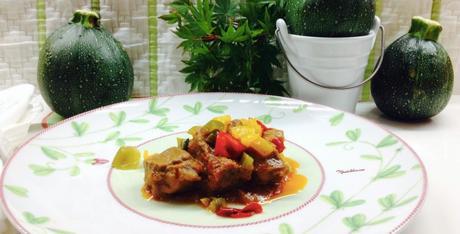 Carne guisada acompañada de pimientos de colores