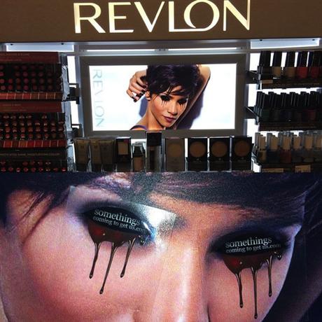 Un estudiante promociona su corto de terror “saboteando” los anuncios de la ciudad