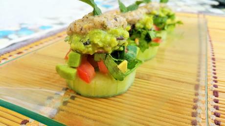Canapés de pepino con pico de gallo y crema de atún falso
