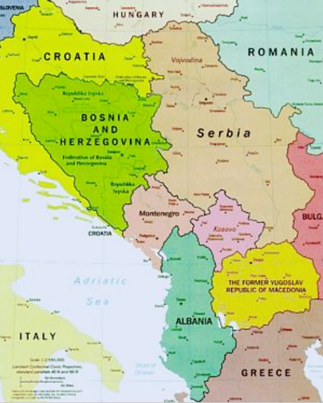 Macedonia se localiza en la zona sur de los Balcanes Occidentales, compartiendo frontera con Albania, Grecia, Kosovo y Serbia.