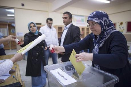 Mujeres ejerciendo el voto en las elecciones del domingo / EFE
