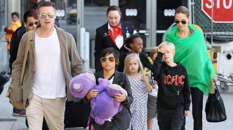 Angelia Jolie y Brad Pitt junto a sus hijos viajan en clase turista 0012783772