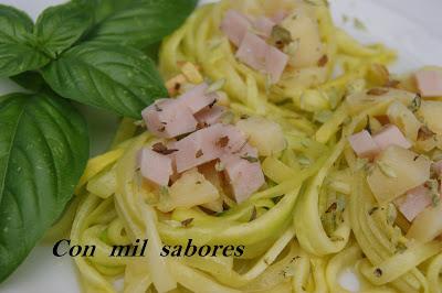 ESPAGUETIS DE CALABACÍN CON JAMÓN Y QUESO